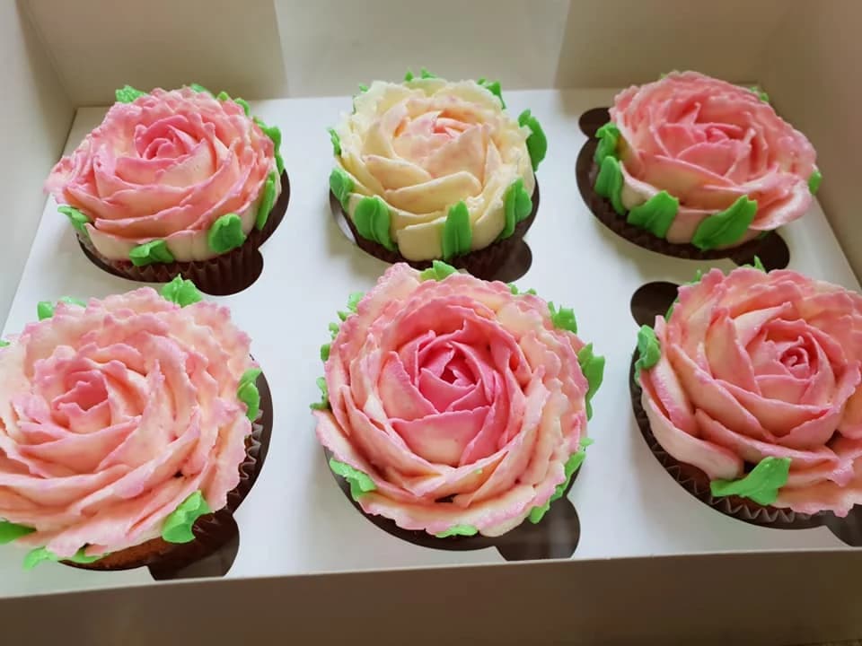 Cupcake with berry filling